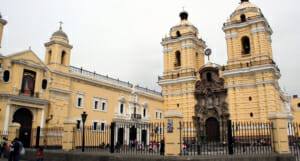 Kirche und Franziskanerkloster: Iglesia San Francisco in Lima