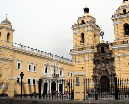 Kirche und Franziskanerkloster: Iglesia San Francisco in Lima
