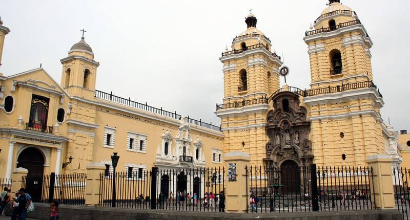 Kirche und Franziskanerkloster: Iglesia San Francisco in Lima