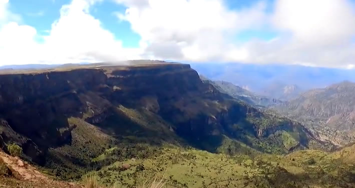 El Abismo de Puncupata - la «Puerta Celestial» de Ayacucho