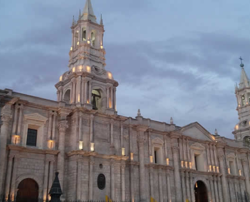 Basílica Catedral de Arequipa – Esplendor neoclásico al borde del valle volcánico