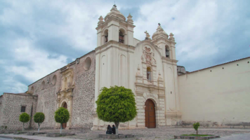 Iglesia y Convento de Santa Teresa – Esplendor barroco, tradición monástica y corazón del folclore ayacuchano