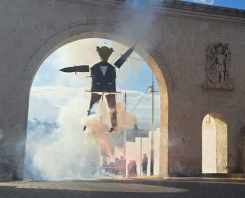 Tradicional Quema de Judas en Yanahuara – El fuego de Judas en Arequipa