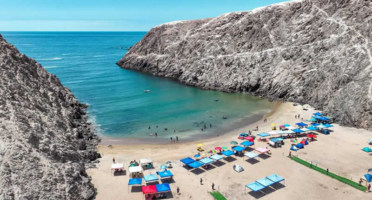 Caleta Centeno: ensenada de arena fina con oleaje moderado y gran avifauna