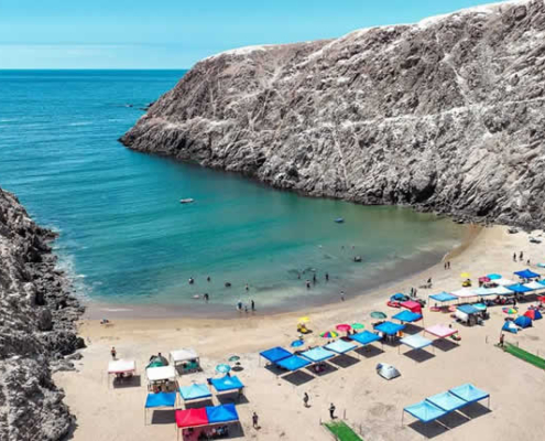 Caleta Centeno: Feinsandige Pazifikbucht mit moderater Brandung & Vogelreichtum