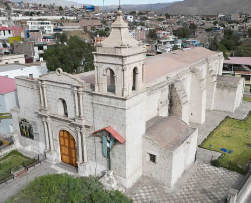 Iglesia San Fernando Rey de Socabaya: iglesia neoclásica de sillar y viva cultura devocional