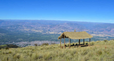 Mirador de Pultunchara: Höchster Aussichtsbalkon von Huanta mit Andenlicht und endlosem Horizont