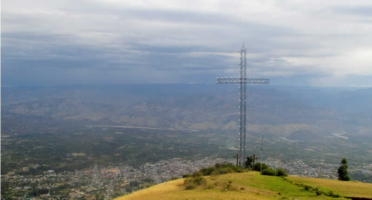 Mirador Natural de la Cruz de la Pacificación (Cerro Calvario): Panorama über Huanta, Erinnerung & Andennatur