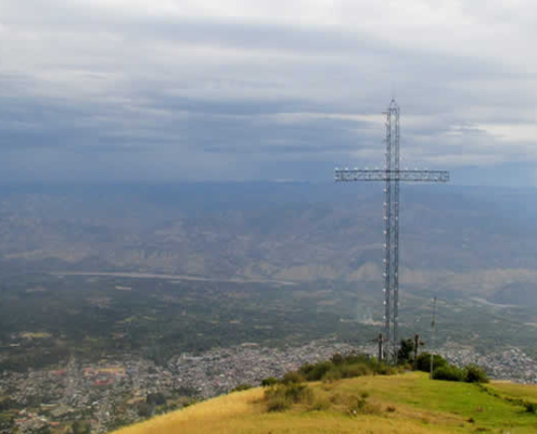 Mirador Natural de la Cruz de la Pacificación (Cerro Calvario): Panorámica de Huanta, memoria y naturaleza andina