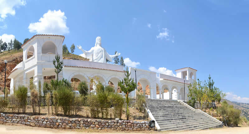 Mirador del Cristo Blanco de Huanta: Vista panorámica del valle y emblema moderno