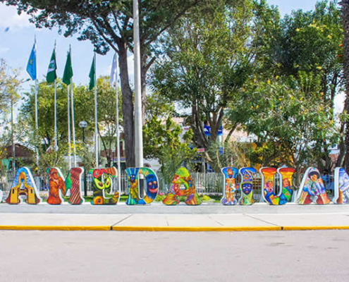 Parque Gervasio Santillana (Parque Alameda): Parque tradicional con busto de héroe, escultura carnavalera y flor de retama