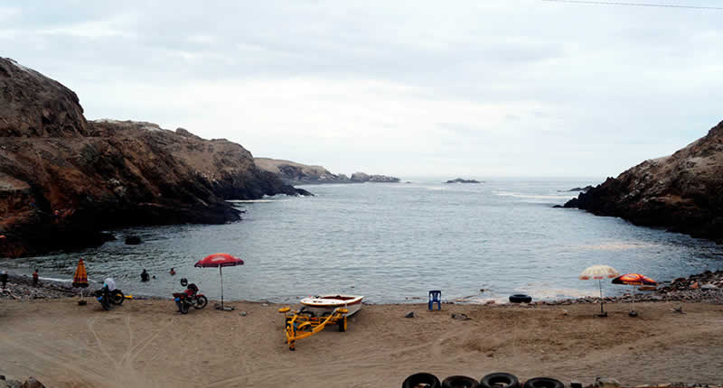 Playa la Pedregosa: cala tranquila de cantos rodados entre Corriente de Humboldt, acantilados y aventuras costeras