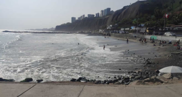Playa Waikiki: Klassischer Surfspot von Miraflores an der Costa Verde