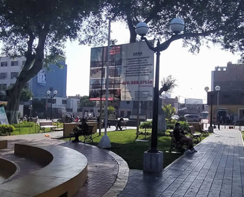 Plaza Butters de Barranco – plaza cultural con anfiteatro & alamedas de ficus en el límite sur de Barranco