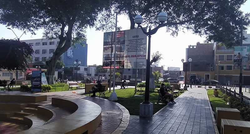 Plaza Butters de Barranco – Kulturplatz mit Amphitheater & Ficus-Alleen an Barrancos Südgrenze