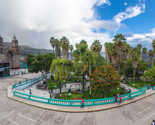 Plaza de Armas de Huanta: Parque central histórico, aire colonial y flor de retama