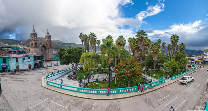 Plaza de Armas de Huanta: Parque central histórico, aire colonial y flor de retama