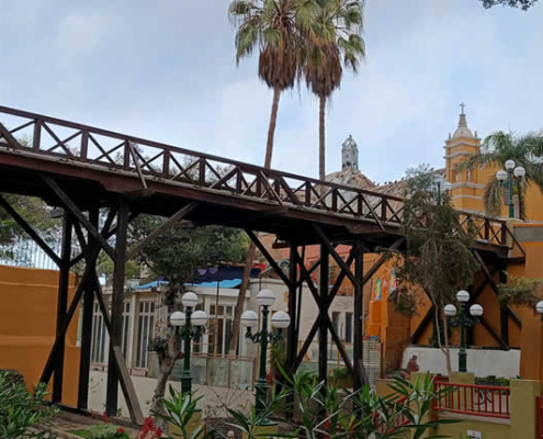 Puente de los Suspiros – el icónico puente de madera de Barranco sobre la Bajada de los Baños