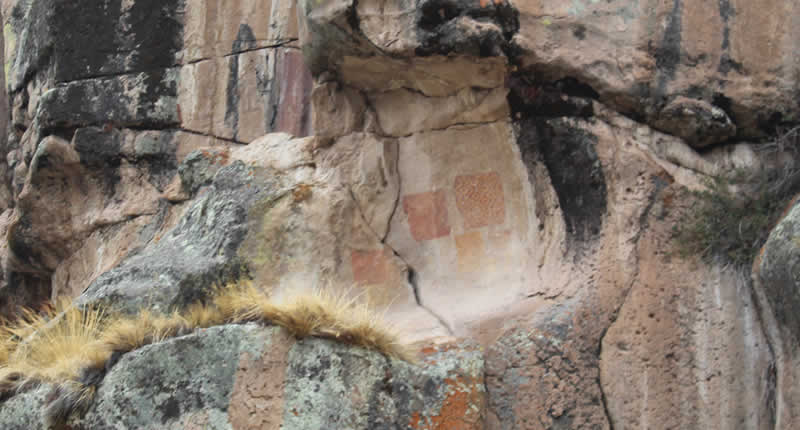 Kunsthandwerks-Tradition Rupestre de Chaqatira bei Macusani – Felskunst im Hochland von Puno