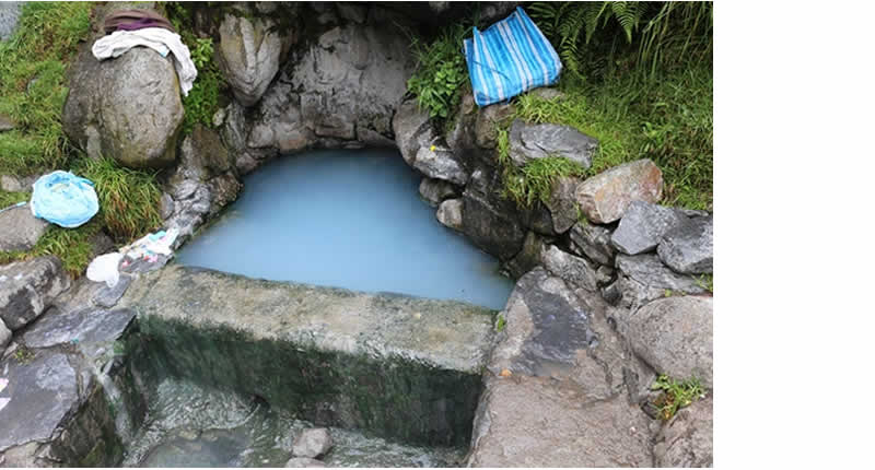 Baños Termales de Baño Pampa – Aguas termales en el paisaje andino verde de Limbani