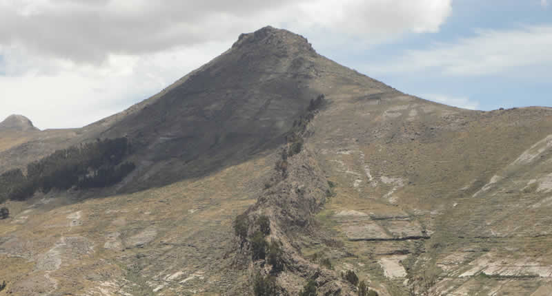 Cerro Asiru Phatjata: cerro serpiente y fortaleza del Sol sobre el lago Titicaca