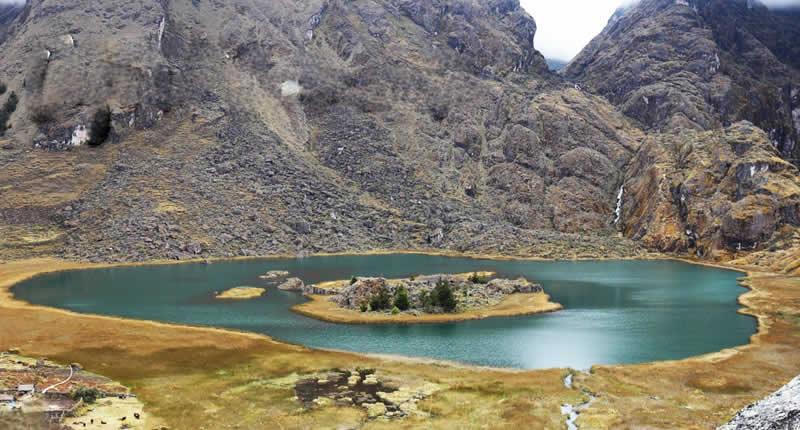 Laguna de Qañuccota – Insel­lagune im Circuito de Siete Lagunas von Ayapata