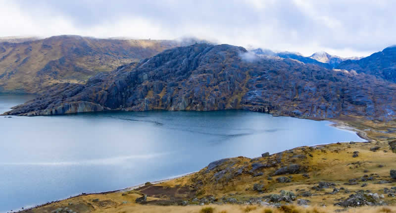 Laguna de Chuaqota – Laguna altoandina cerca de Ituata en la provincia de Carabaya