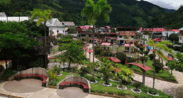 Plaza Los Colonos in Pozuzo – Bühne der austro-deutschen Geschichte im Regenwald