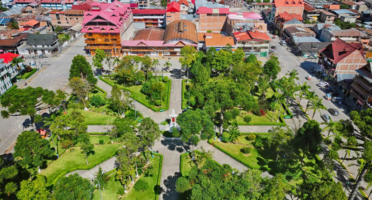 Plaza Principal de Oxapampa – Das grüne Herz der Stadt