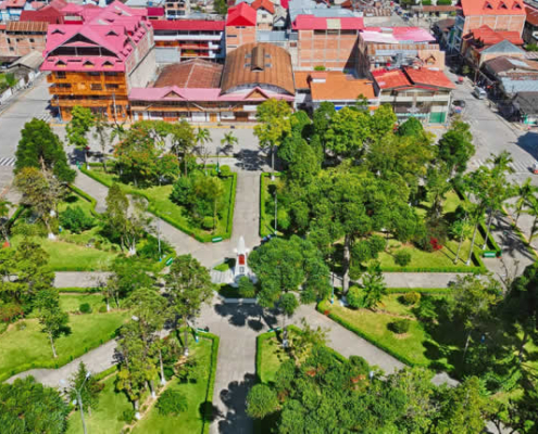 Plaza Principal de Oxapampa – Das grüne Herz der Stadt