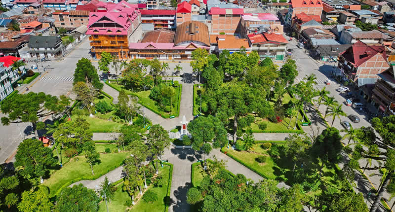 Plaza Principal de Oxapampa – Das grüne Herz der Stadt