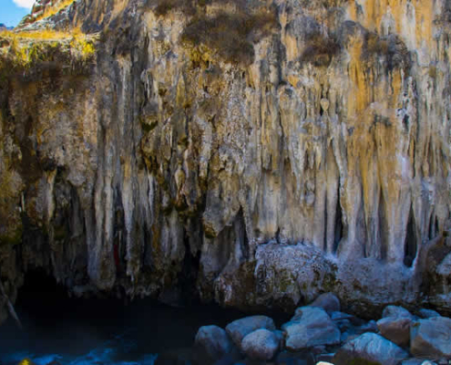 Puente Natural Th’usnachaka – Puente de roca en el valle del río Pacchani