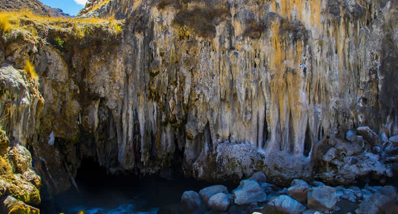 Puente Natural Th'usnachaka – Puente de roca en el valle del río Pacchani