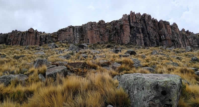 Qawrani Tiyi de Ayrumas Carumas: roca sagrada en las alturas de Ácora