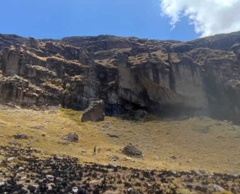 Uma Llawita: arco de roca místico en el Apu Khapía
