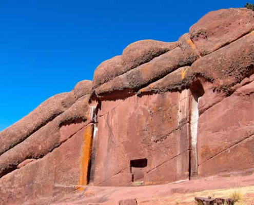 Willca Uta – Aramu Muro: la mística puerta de roca en el lago Titicaca