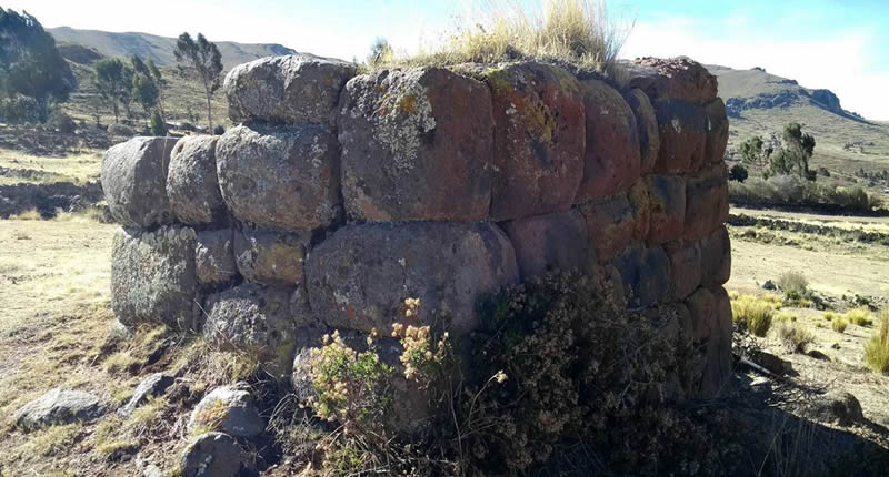 Chullpas de Asirune cerca de Pomata