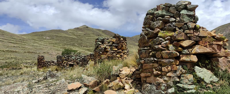 Chullpas de Santa María – torres funerarias preincaicas cerca de San Antón