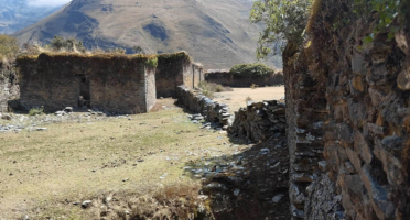 Archäologische Stätte Phisqa Punku – Fünftorige Kallanka im Hochland von Carabaya