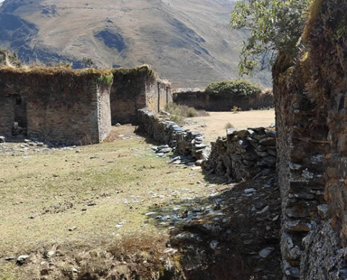 Sitio arqueológico Phisqa Punku – kallanka de cinco puertas en el altiplano de Carabaya