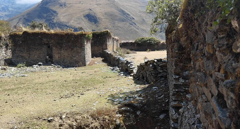 Archäologische Stätte Phisqa Punku – Fünftorige Kallanka im Hochland von Carabaya