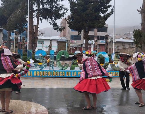 Danza tradicional H’ach’akallas en Usicayos – ritual de la cosecha de la papa y de la fertilidad andina