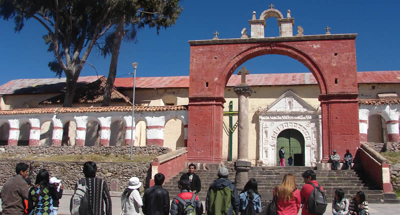 Plaza Colonial de Chucuito – corazón de la Ciudad de las Cajas Reales