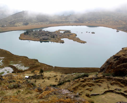 Sitio arqueológico de Pitumarka y Pukara – ciudad de terrazas sobre la laguna Allpiccota