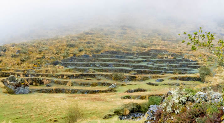 Sitio Arqueológico Sitio arqueológico Pucuyuta – pueblo precolombino entre andenes andinos y lagunas