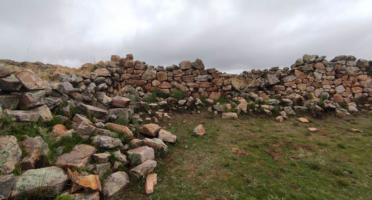 Archäologische Stätte Machu Asillo – Calvario de Asillo über dem Altiplano von Puno