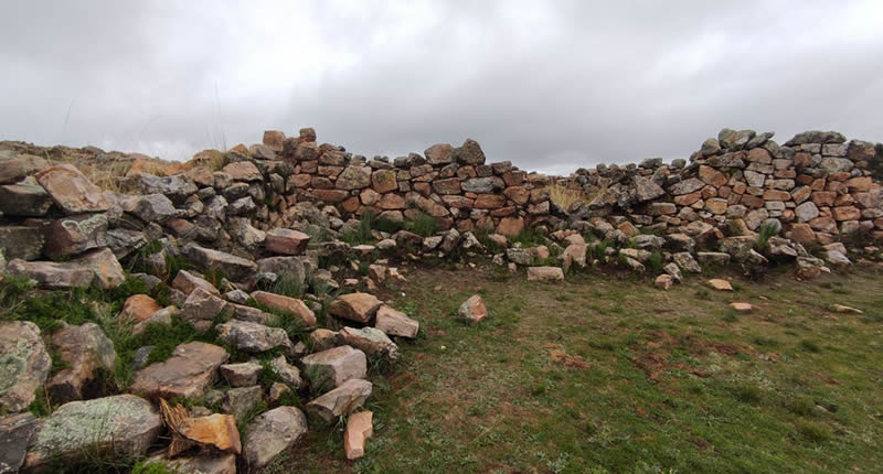 Sitio Arqueológico Sitio arqueológico Machu Asillo – Calvario de Asillo sobre el Altiplano de Puno