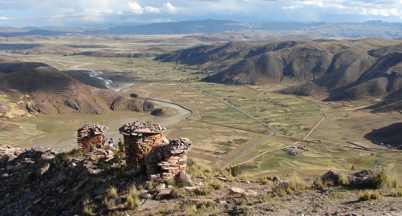 Sitio Arqueológico Sitio arqueológico de Inampu – chullpas sobre el Altiplano andino de Puno