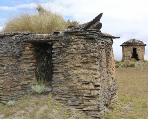 Sitio arqueológico de Wat’amarka – chullpas sobre el valle de Coasa