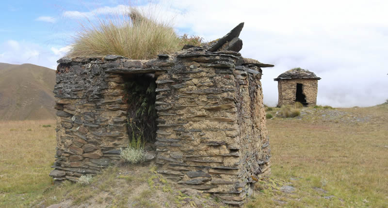 Sitio Arqueológico Sitio arqueológico de Wat’amarka – chullpas sobre el valle de Coasa